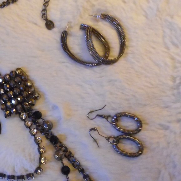 BLACK METAL JEWELRY MIX... BANGLES, NECKLACE AND EARRINGS - Picture 5 of 7